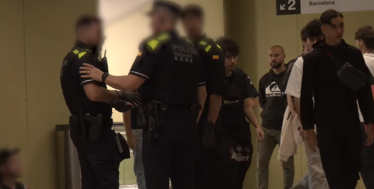 Agents de la Policia Municipal participant en un dispositiu 'Kanpai'