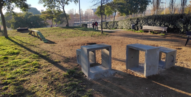 Una de les àrees de gossos ubicades a Sabadell | Arxiu