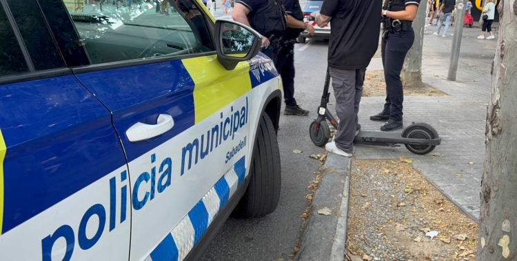 Agents de la Policia Municipal en el dispositiu 'Kanpai' de divendres