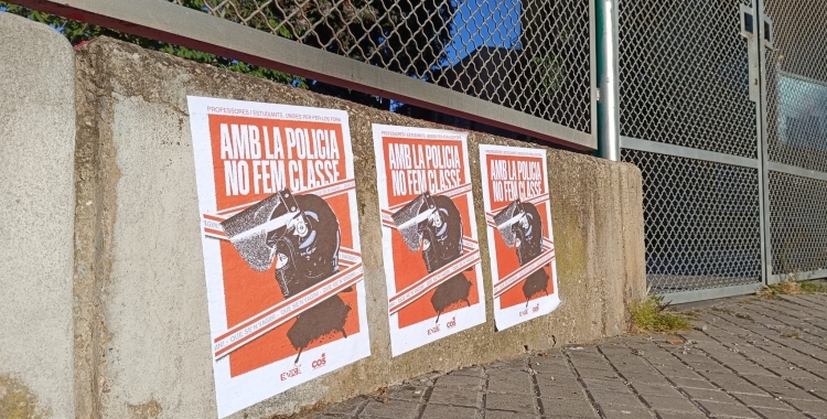 Un cartell en contra de la introducció de mossos a les escoles | Arxiu