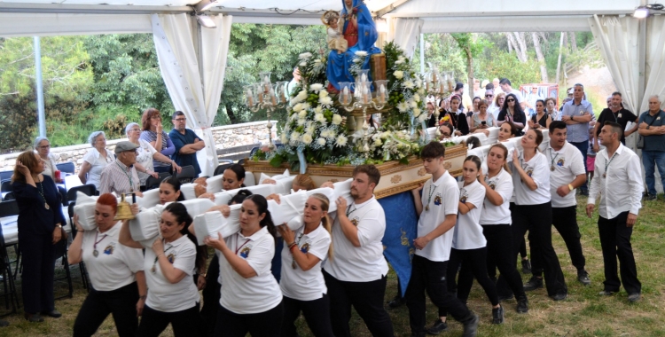 Els portants de la confraria amb la Virgen de Gracia