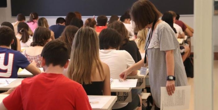 Un grup d'estudiants durant un examen