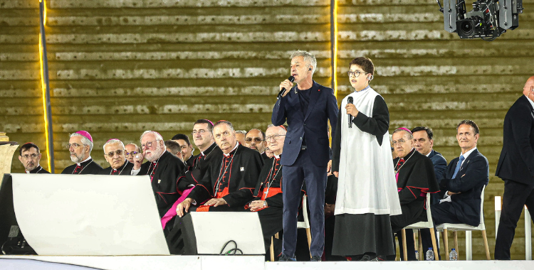Sergio Dalma i el solista de l'Escolania a l'escenari | ACN