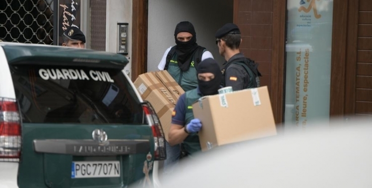 Agents de la Guàrdia Civil en un registre a Sabadell en el marc de l'Operació Judes