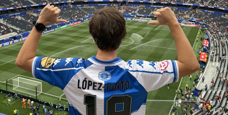 Mele mostrant a Los Àngeles el dorsal de l'autor de l'1-0 contra el Zamora | Cedida