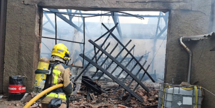 Un bomber fent tasques d'extinció 