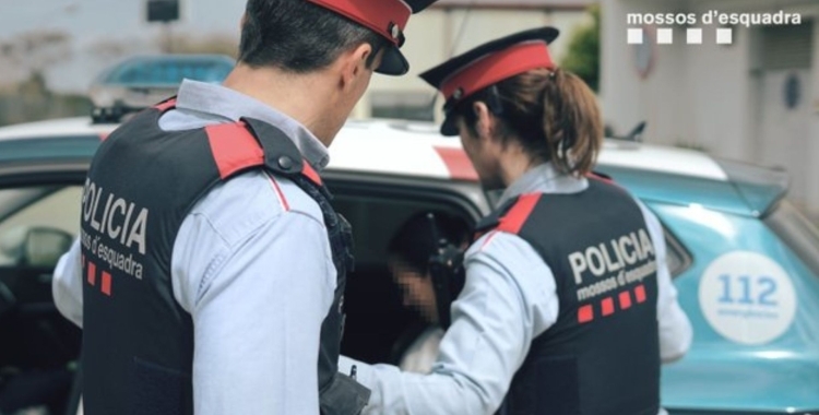 Els Mossos detenint una persona | Mossos d'Esquadra