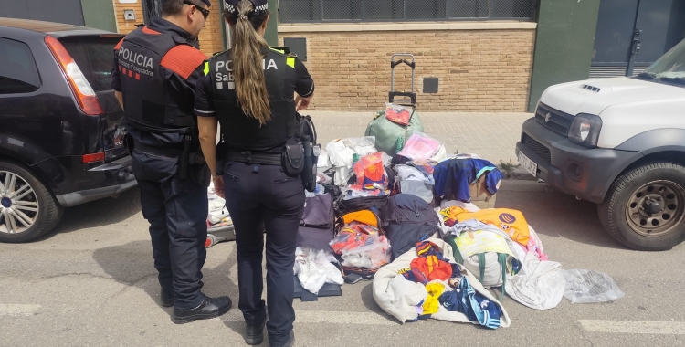 Agents de la Policia Municipal i els Mossos d'Esquadra amb el material requisat