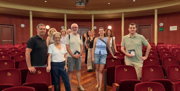 Fotografia de família destacant el Teatre Principal que el 2027 està d'aniversari | Mireia Sans