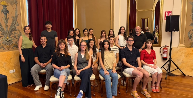 L'alcaldessa Marta Farrés i el regidor d'Educació, Manuel Robles, amb els alumnes | Mireia Sans