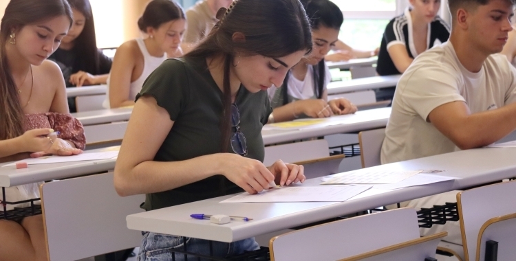 Una noia fent la selectivitat a la Universitat Autònoma de Barcelona | ACN