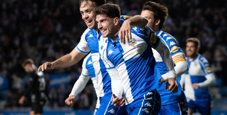 Escudero celebrant, amb Genar i Bonaldo, un dels seus nou gols arlequinats | Roger Benet