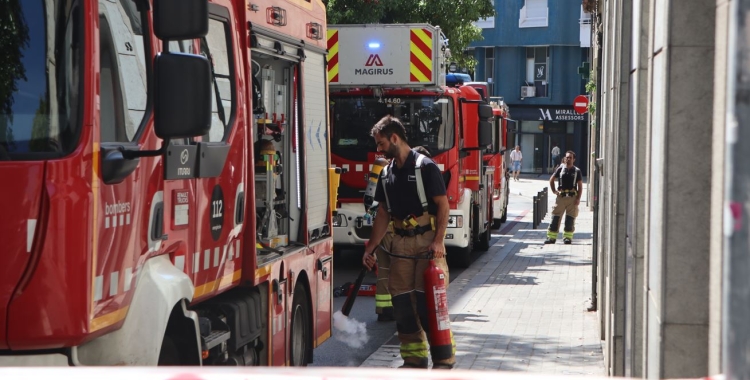 Els Bombers treballant en el foc del restaurant El Racó de Sabadell al carrer Sant Joan