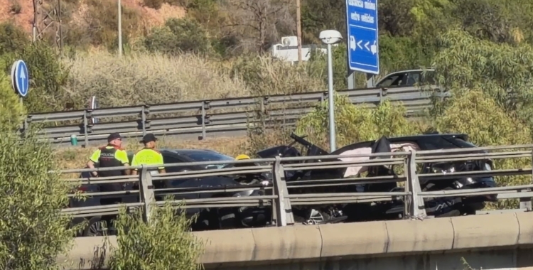 Accident a l'enllaç de l'AP-7 amb la B-23 al Papiol, amb tres vehicles implicats i un ferit crític | ACN