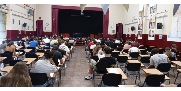 Estudiants fent l'examen | Cedida