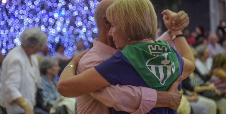 Una dona ballant amb un mocador a l'esquena | Arxiu
