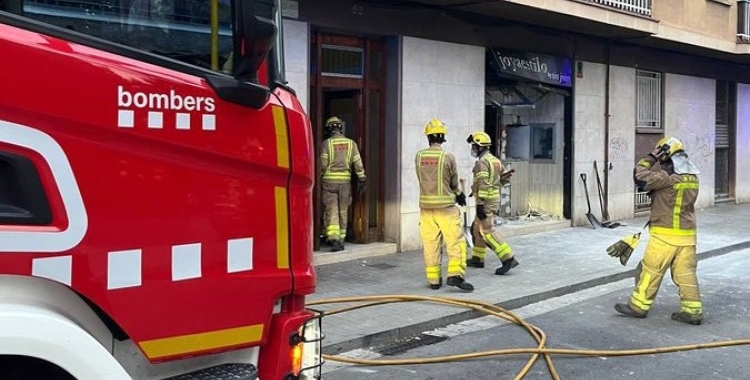 Efectius dels Bombers davant de la joieria afectada per l'explosió a Cerdanyola | Bombers
