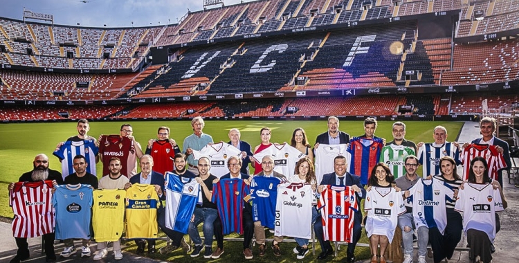 Foto de família a Mestalla amb els representants dels diferents clubs | Cedida