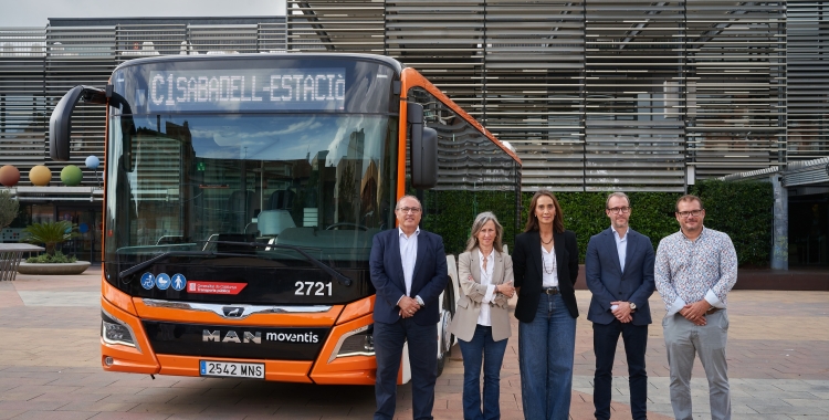La directora general de Transports i Mobilitat, Susi López, durant la presentació de les millores de la línia interurbana C1 entre Sabadell i Castellar del Vallès.