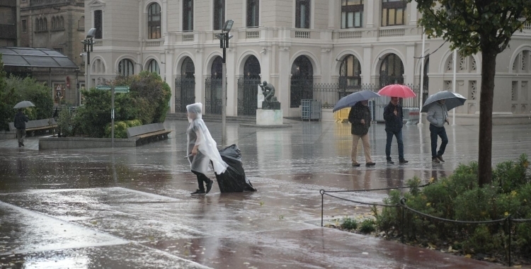 Gent amb paraigua per la plaça Doctor Robert