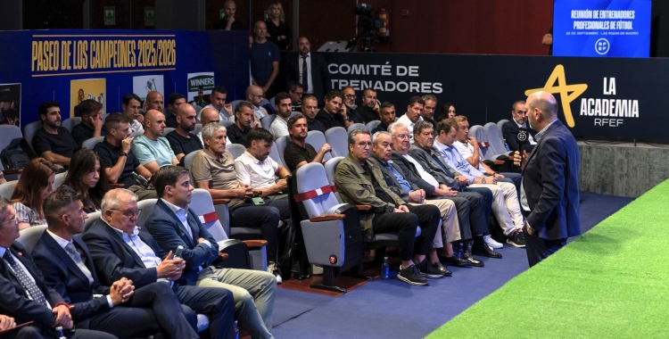 Ferran Costa, a l'última filera, entre David Gallego i Beñat San José | RFEF