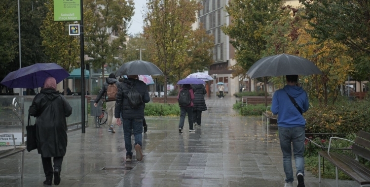 Pluja al passeig de la plaça Major de Sabadell | Roger Benet (RàdioSabadell)