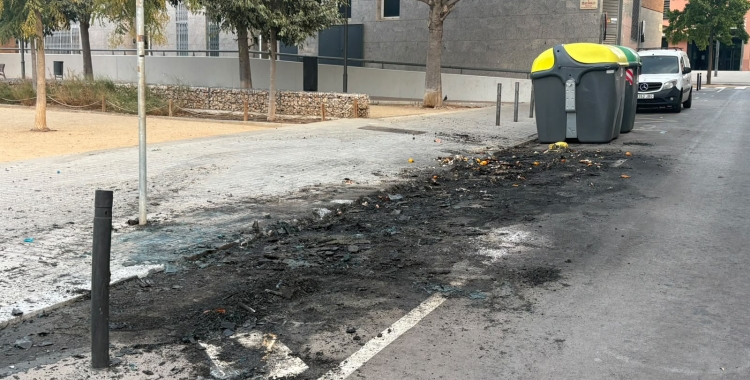 Contenidors cremats a la plaça Dolors Miralles