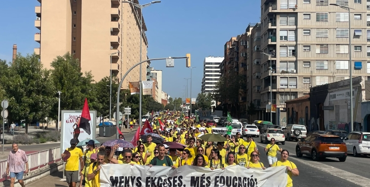 Els manifestants caminant per la Gran Via | Pol Peiró