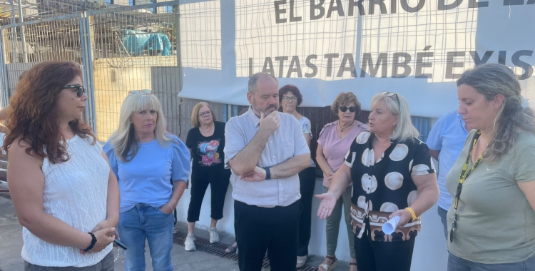 Joan Mena, Alejandra Sandoval i els veïns del barri de Las Latas | Pol Peiró 