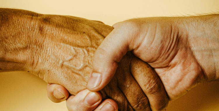 Dues persones donant-se la mà