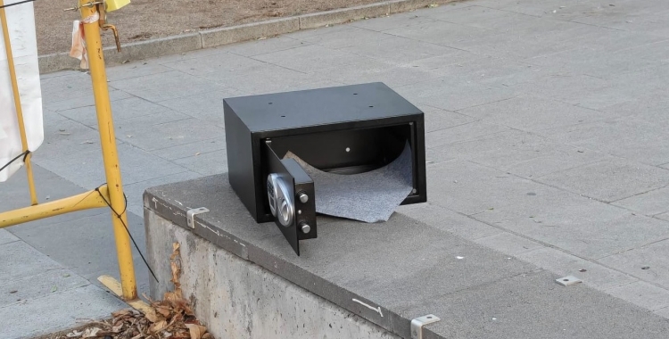 Caixa forta localitzada a la plaça Joan Fuster | Cedida