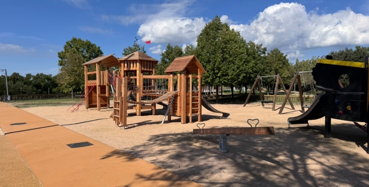 Així ha quedat la nova àrea de jocs infantils del parc de Can Gambús