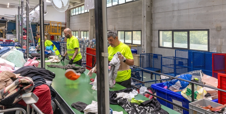 Treballadors de CIPO seleccionant roba de segona mà