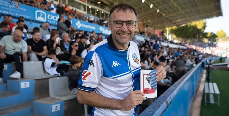 Toni Padilla, a la Nova Creu Alta amb un exemplar de la seva última obra | Roger Benet