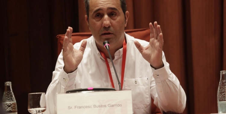 Paco Bustos en una compareixença al Parlament