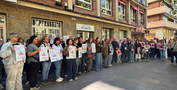Minut de silenci davant de la seu d'UGT a la Rambla | Anna Clarà