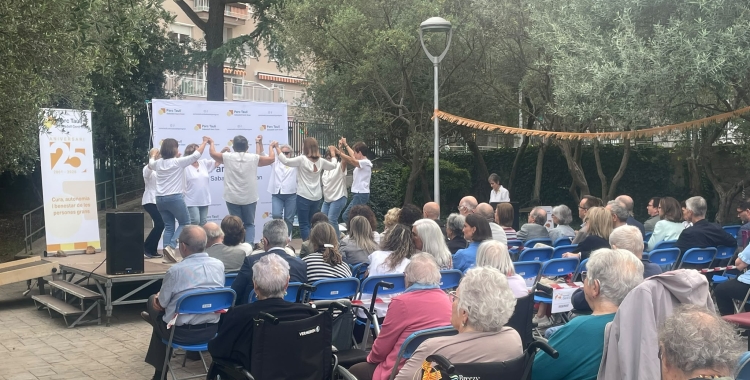 Sardana de cloenda durant l'acte del 25è aniversari de Sabadell Gent Gran