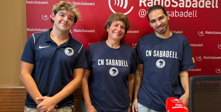 Arnau Aguilar, tècnic de natació del Club Natació Sabadell, Ester Eroles, presidenta de la secció i membre de la junta directiva, i Yerai Carmona, jugador de waterpolo adaptat