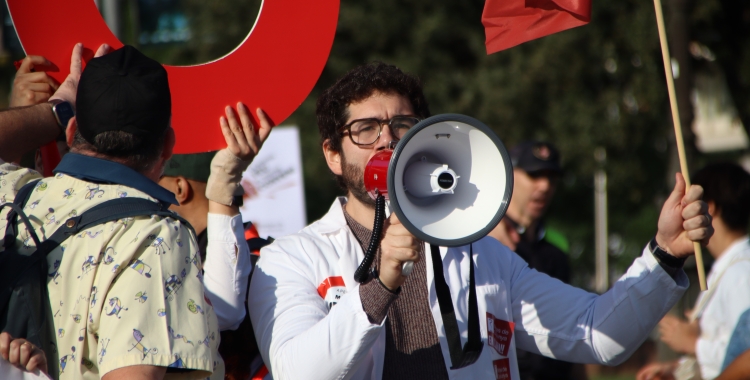 Un metge protesta durant la jornada de vaga | Foto cedida: ACN