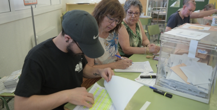 Membres d'una mesa electoral a les eleccions del 23-J