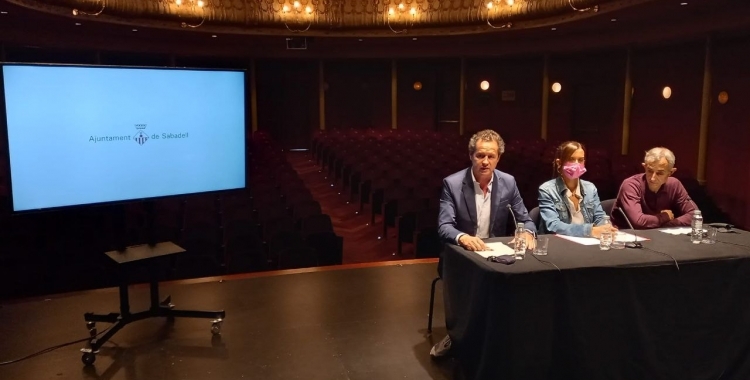 Marta Farrés, el portaveu de Junts, Lluís Matas, i l'artista Ramiro Fernández | Karen Madrid