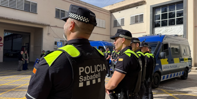 Agents de la Policia Municipal amb les noves furgonetes de fons