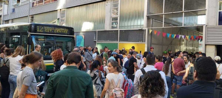 Un autobús, passant per davant de l'Escola Nostra Llar/ Cedida AFA