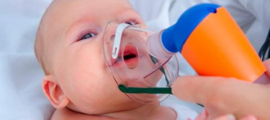 Un nadó amb una mascareta d'oxigen | Cedida