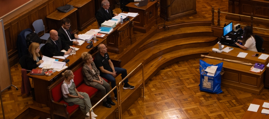 Dolores i Pilar Vázquez i Isaac Gil a la banqueta dels acusats durant el judici a l'Audiència de Barcelona