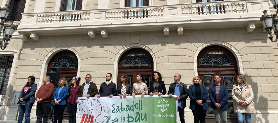 Representats dels grups municipals al minut de silenci pel bombardeig de Guernica 