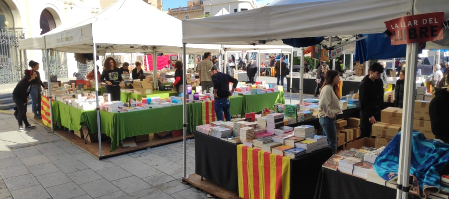 Parades de llibres a la plaça Doctor Robert | Pau Duran