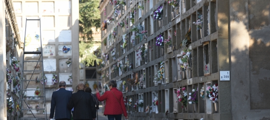 Tres persones caminant pel cementiri | Roger Benet