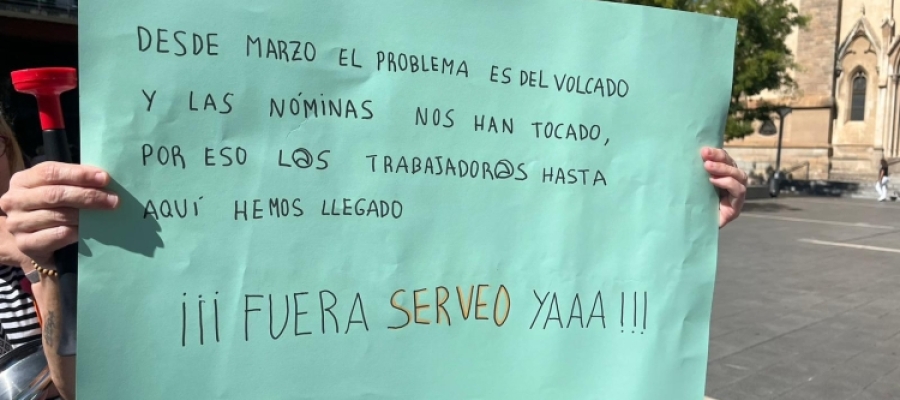 Una pancarta durant una mobilització de les treballadores de Serveo | Roger Benet