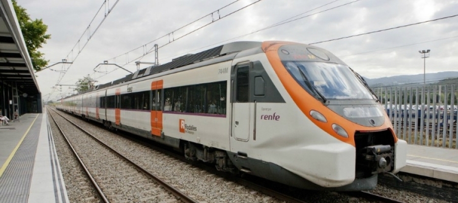 Un tren de rodalies circulant | Arxiu